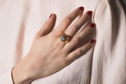 Bague chevalière en or jaune et platine ornée...