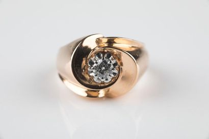 Bague mouvementée en or rose et platine retenant...
