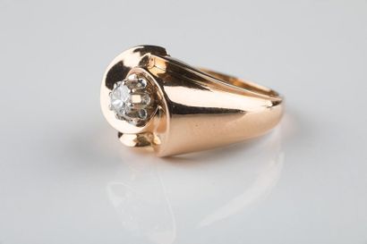 Bague mouvementée en or rose et platine retenant...