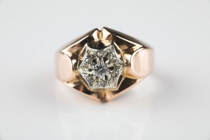 Bague en or jaune et gris à décor de volutes,...