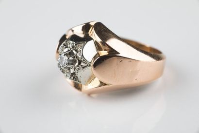 Bague en or jaune et gris à décor de volutes,...