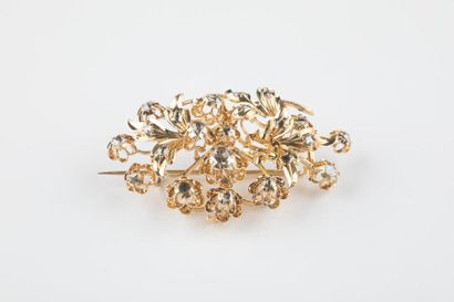 Broche en or jaune au décor floral sertie...
