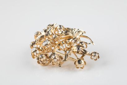 Broche en or jaune au décor floral sertie...