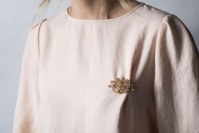 Broche en or jaune au décor floral sertie...