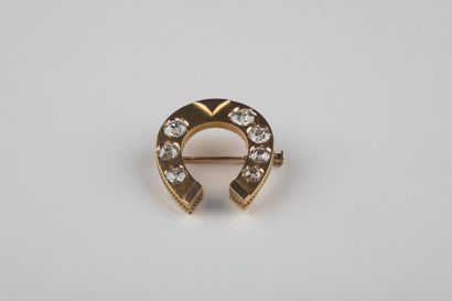 Broche en or jaune représentant un fer a...