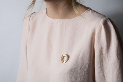 Broche en or jaune représentant un fer a...
