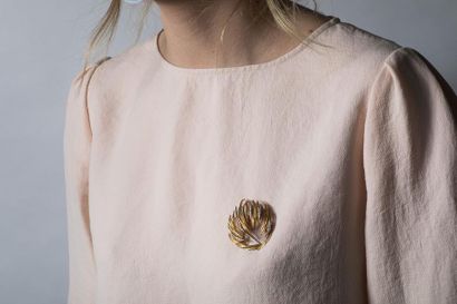 MELLERIO 

Broche en or jaune et platine...