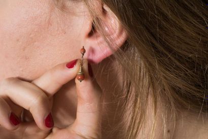 Paire de boucles d’oreilles dormeuses en...