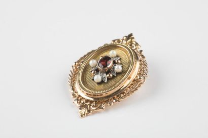 Broche-pendentif en or jaune ornée au centre...