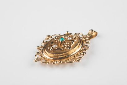 Cassolette en or jaune ornée d’une demi-perle...