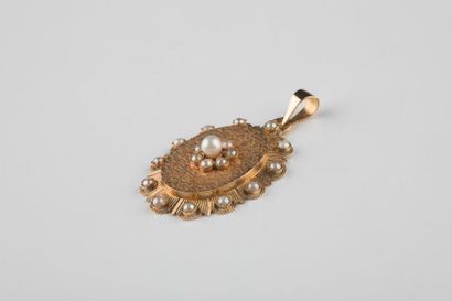 Pendentif en or jaune ornée au centre d’un...