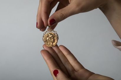 Pendentif médaillon au profil de femme dans...
