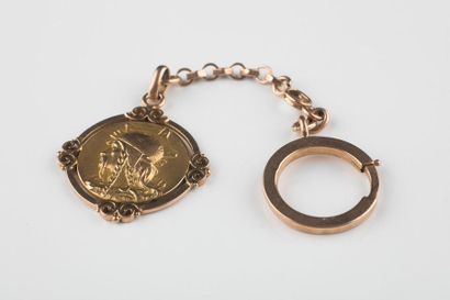 Médaille creuse en or jaune représentant...