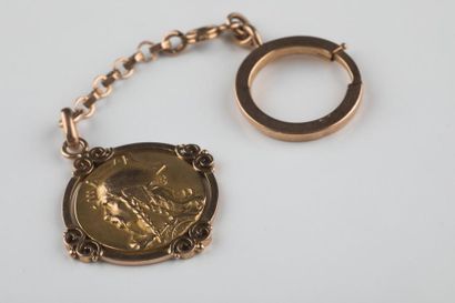 Médaille creuse en or jaune représentant...
