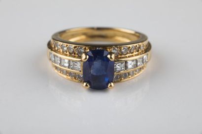 Bague jonc en or jaune ornée au centre d’un...