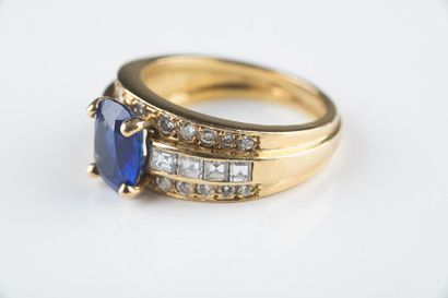 Bague jonc en or jaune ornée au centre d’un...