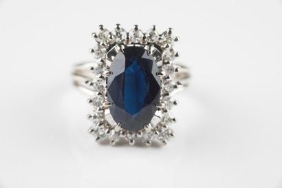 Bague en or gris ornée d'un saphir (égrisure...