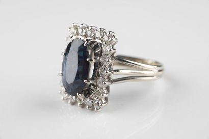 Bague en or gris ornée d'un saphir (égrisure...