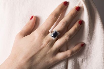 Bague en or gris ornée d'un saphir (égrisure...