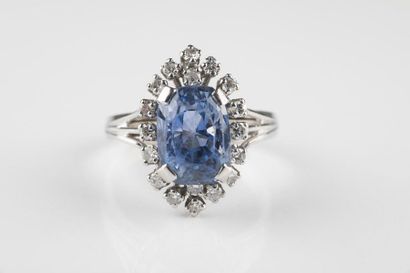 Bague marquise en or gris et platine ornée...