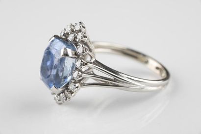 Bague marquise en or gris et platine ornée...