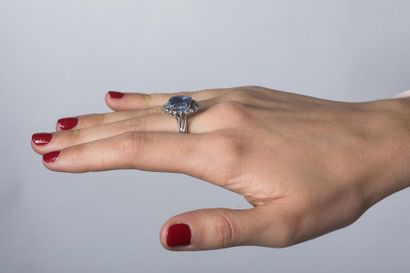 Bague marquise en or gris et platine ornée...