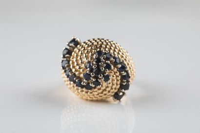 Bague or jaune forme dôme au décor perlé...