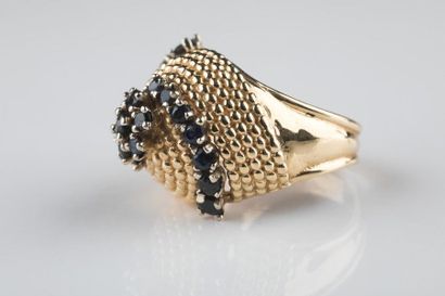 Bague or jaune forme dôme au décor perlé...