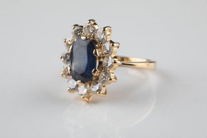 Bague marguerite ornée au centre d’un saphir...