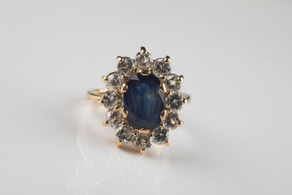 Bague marguerite ornée au centre d’un saphir...
