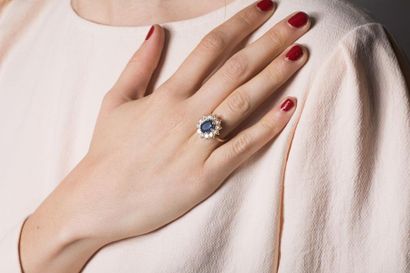 Bague marguerite ornée au centre d’un saphir...