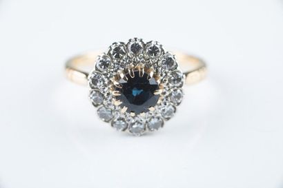 Bague marguerite en or jaune ornée au centre...