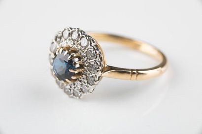 Bague marguerite en or jaune ornée au centre...