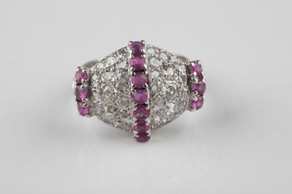 Bague en or gris ornée d’un pavage de diamants...