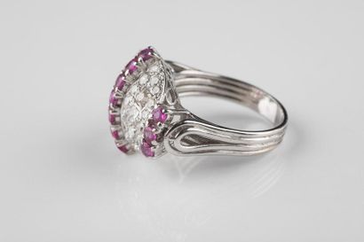 Bague en or gris ornée d’un pavage de diamants...