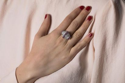 Bague en or gris ornée d’un pavage de diamants...