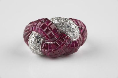 Bague en or gris au décor de nœuds entrelacés...