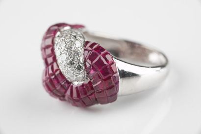 Bague en or gris au décor de nœuds entrelacés...