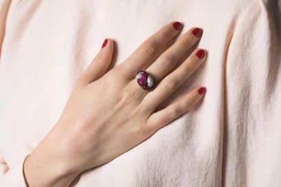 Bague en or gris au décor de nœuds entrelacés...