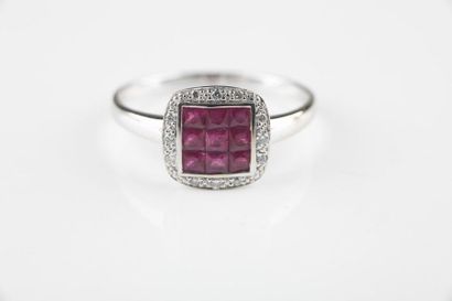 Bague en or gris serti de neuf rubis en serti...