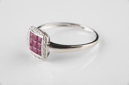 Bague en or gris serti de neuf rubis en serti...