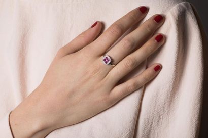 Bague en or gris serti de neuf rubis en serti...