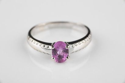 Bague en or gris ornée d’un saphir rose taille...