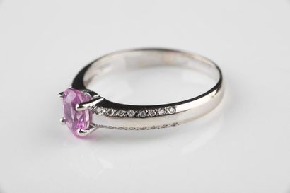 Bague en or gris ornée d’un saphir rose taille...