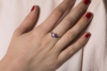 Bague en or gris ornée d’un saphir rose taille...