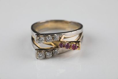 Bague décalée, ornée de diamants sur or gris...