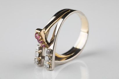 Bague décalée, ornée de diamants sur or gris...