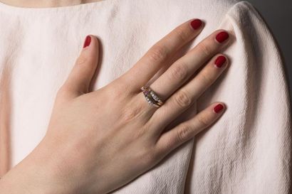 Bague décalée, ornée de diamants sur or gris...
