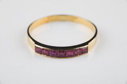 Bague en or jaune sertie de 7 rubis de synthèse....