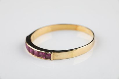 Bague en or jaune sertie de 7 rubis de synthèse....